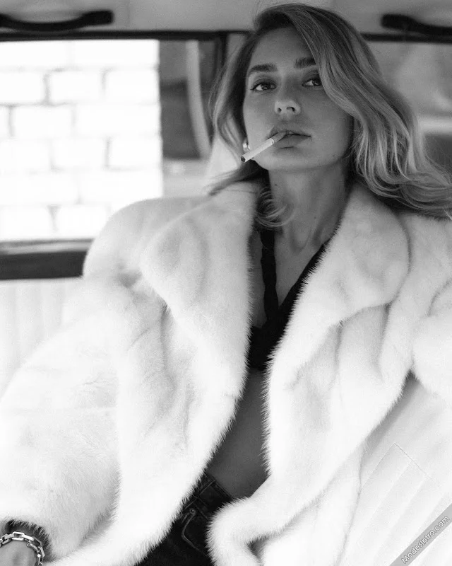 Alina Grimm Cover Photo