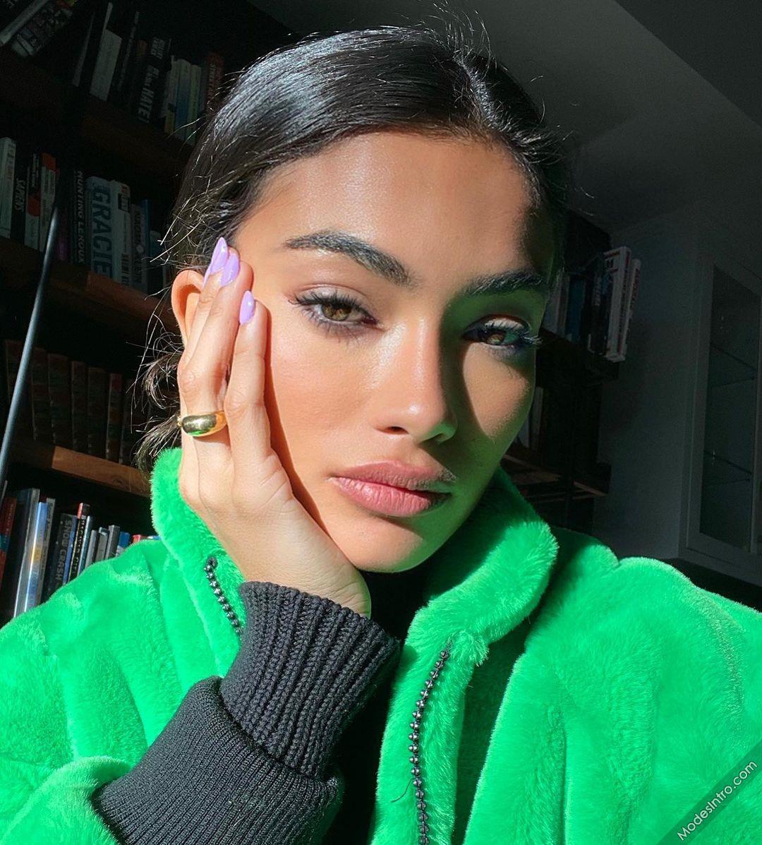 Kelly Gale 53rd Photo