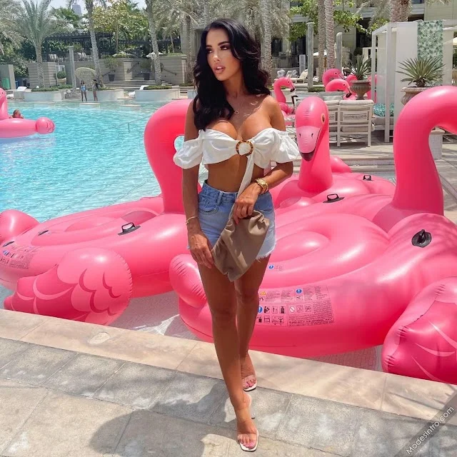Yazmin Oukhellou